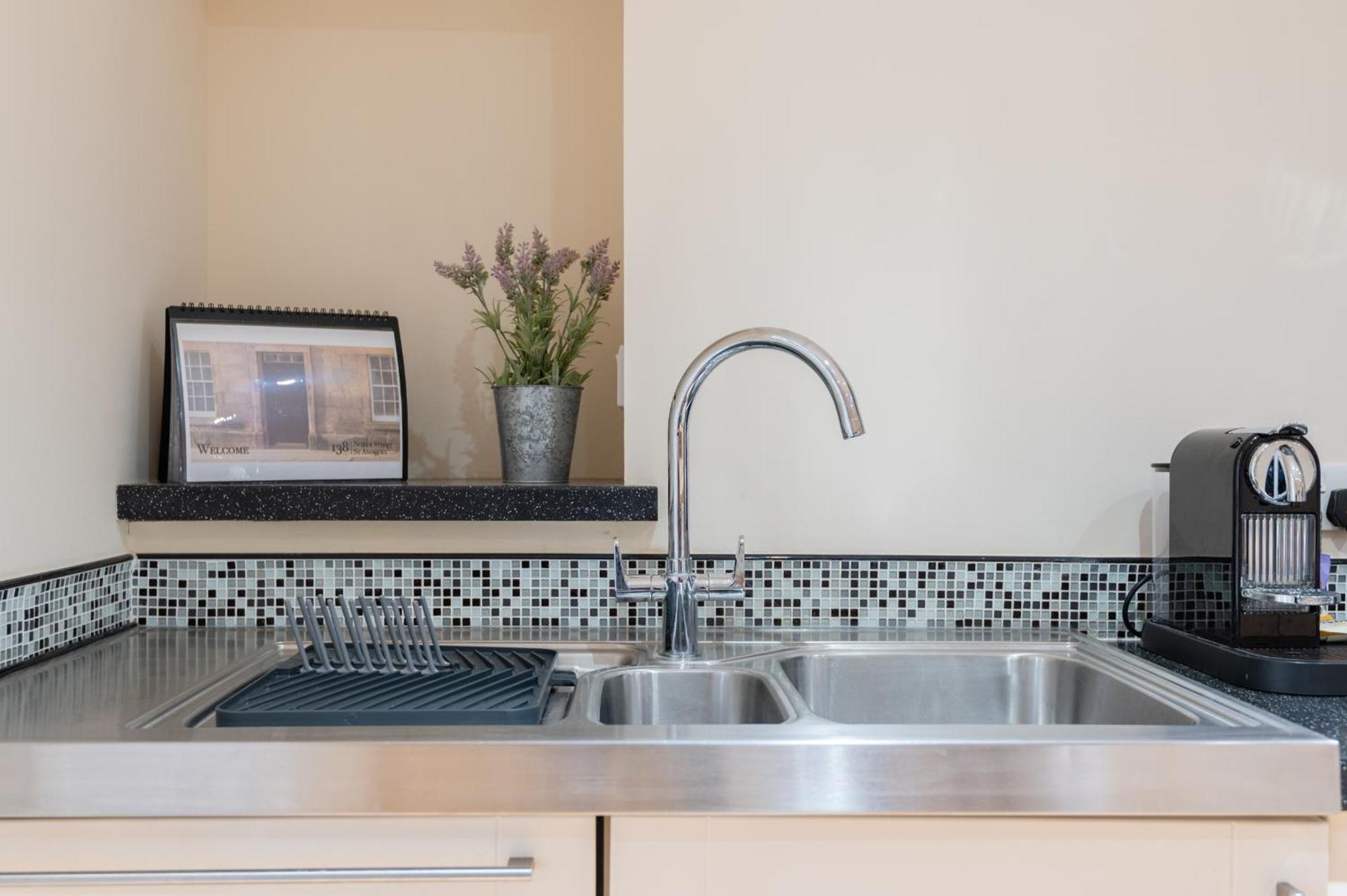 138 North Street - Luxury 2 Bed 2 Bath With Secret Garden, Summerhouse, Putting Green St Andrews Exterior photo